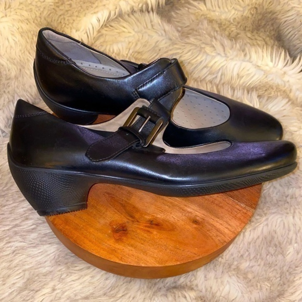 ECCO black leather Mary Jane shoes with 1.5” round heel size 39